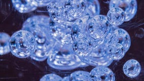Bolhas azuis iluminadas que flutuam no líquido claro visto através da janela ou da vigia riscada Abstraia a textura do fundo espa fotos de stock Bolhas azuis iluminadas que flutuam no líquido claro visto através da janela ou da vigia riscada Abstraia a textura do fundo espa fotos de stock