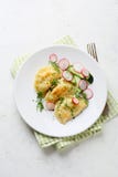 Bolinhas de massa com batata e salada imagem de stock Bolinhas de massa com batata e salada imagem de stock