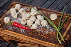 Bolinhas de massa reais, deliciosas, do russo na tabela, com ervas e as especiarias frescas fotos de stock Bolinhas de massa reais, deliciosas, do russo na tabela, com ervas e as especiarias frescas fotos de stock