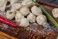 Bolinhas de massa reais, deliciosas, do russo na tabela, com ervas e as especiarias frescas fotografia de stock Bolinhas de massa reais, deliciosas, do russo na tabela, com ervas e as especiarias frescas fotografia de stock