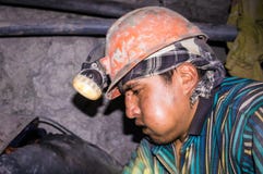 Boliviaanse mijnwerker in de mijn van Potosi Cerro Rico royalty-vrije stock fotografie Boliviaanse mijnwerker in de mijn van Potosi Cerro Rico royalty-vrije stock fotografie