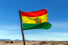 Boliviaanse Vlag die in de wind tegen blauwe hemelachtergrond golven stock foto's Boliviaanse Vlag die in de wind tegen blauwe hemelachtergrond golven stock foto's