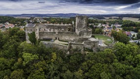 Bolkà ³ w är en pittoresk stad med en härlig slott från en sikt för öga för fågel` s arkivbilder Bolkà ³ w är en pittoresk stad med en härlig slott från en sikt för öga för fågel` s arkivbilder