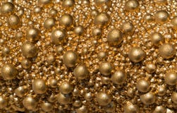 Bollar av guld- färg av den olika formatcloseupen Ljus guld- skinande bakgrund royaltyfria bilder Bollar av guld- färg av den olika formatcloseupen Ljus guld- skinande bakgrund royaltyfria bilder