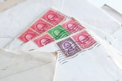 Bolli postali sulle vecchie lettere, buste immagine stock libera da diritti Bolli postali sulle vecchie lettere, buste immagine stock libera da diritti