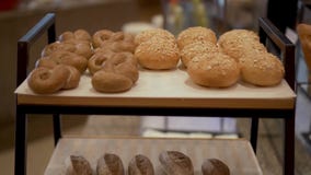 Bollos de la panadería en un soporte metrajes Bollos de la panadería en un soporte metrajes