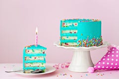 Bolo de aniversário colorido com uma vela Fotos de Stock Bolo de aniversário colorido com uma vela Fotos de Stock