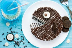 Bolo de aniversário criativo para crianças, bolo de peixes do chocolate fotografia de stock Bolo de aniversário criativo para crianças, bolo de peixes do chocolate fotografia de stock