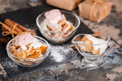 Bolo de cenoura em um frasco com a geada das porcas de noz-pecã, do mirtilo e do queijo creme fotografia de stock Bolo de cenoura em um frasco com a geada das porcas de noz-pecã, do mirtilo e do queijo creme fotografia de stock