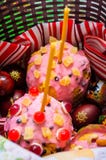 Bolo de Easter e ovos pintados imagens de stock Bolo de Easter e ovos pintados imagens de stock