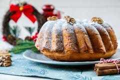 Bolo de frutas tradicional para o Natal decorado com açúcar e porcas pulverizadas, passas e xícara de café ou chá foto de stock Bolo de frutas tradicional para o Natal decorado com açúcar e porcas pulverizadas, passas e xícara de café ou chá foto de stock