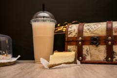 Bolo de queijo e milk shake fotografia de stock Bolo de queijo e milk shake fotografia de stock