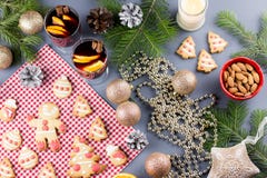 Bolo do Natal, dois vidros do vinho ferventado com especiarias quente com laranja cortada Fundo do Natal com alimento e decoraçõe imagens de stock Bolo do Natal, dois vidros do vinho ferventado com especiarias quente com laranja cortada Fundo do Natal com alimento e decoraçõe imagens de stock