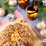 Bolo do Natal, dois vidros do vinho ferventado com especiarias quente com laranja cortada Fundo do Natal com alimento e decoraçõe fotos de stock Bolo do Natal, dois vidros do vinho ferventado com especiarias quente com laranja cortada Fundo do Natal com alimento e decoraçõe fotos de stock