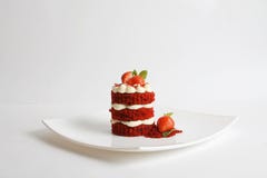 Bolo vermelho de veludo em uma placa isolada no branco imagem de stock Bolo vermelho de veludo em uma placa isolada no branco imagem de stock