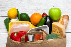 Bolsa de papel llena de diversa comida sana en el fondo de madera blanco carne de las frutas, de las verduras, de los pescados y Fotos de archivo libres de regalías Bolsa de papel llena de diversa comida sana en el fondo de madera blanco carne de las frutas, de las verduras, de los pescados y Fotos de archivo libres de regalías