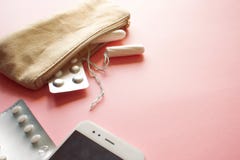 Bolso o bolso cosm?tico con los tapones, los contraceptivos y las p?ldoras de dolor Fijado en caso de la menstruaci?n imagen de archivo libre de regalías Bolso o bolso cosm?tico con los tapones, los contraceptivos y las p?ldoras de dolor Fijado en caso de la menstruaci?n imagen de archivo libre de regalías
