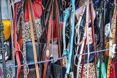 Bolsos multicolores y correas hechos a mano en la ventana de un vendedor ambulante fotos de archivo libres de regalías Bolsos multicolores y correas hechos a mano en la ventana de un vendedor ambulante fotos de archivo libres de regalías