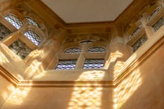 BOLSOVER, R-U - 7 OCTOBRE 2018 : Une vue de certaines des fenêtres en verre teinté dans le château de Bolsover photo libre de droits BOLSOVER, R-U - 7 OCTOBRE 2018 : Une vue de certaines des fenêtres en verre teinté dans le château de Bolsover photo libre de droits