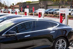Bombas da estação de carregamento de Tesla foto de stock Bombas da estação de carregamento de Tesla foto de stock