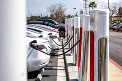 Bombas da estação de carregamento de Tesla imagem de stock Bombas da estação de carregamento de Tesla imagem de stock