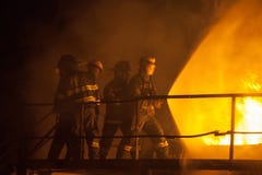 Bomberos que usan el espray completo para apagar un fuego durante ejercicio contraincendios fotos de archivo Bomberos que usan el espray completo para apagar un fuego durante ejercicio contraincendios fotos de archivo