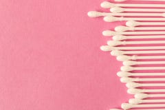 Bomullspinnar på rosa bakgrund begreppet av personlig hygien royaltyfri fotografi Bomullspinnar på rosa bakgrund begreppet av personlig hygien royaltyfri fotografi