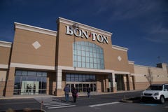 Bon-Ton Exterior Retail Store Location imagem de stock Bon-Ton Exterior Retail Store Location imagem de stock