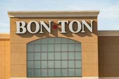 Bon-Ton Sign no lugar de loja exterior imagens de stock royalty free Bon-Ton Sign no lugar de loja exterior imagens de stock royalty free
