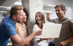 Bon travail d'?quipe d'hommes d'affaires dans le bureau Concept se r?unissant r?ussi de lieu de travail de travail d'?quipe photos libres de droits Bon travail d'?quipe d'hommes d'affaires dans le bureau Concept se r?unissant r?ussi de lieu de travail de travail d'?quipe photos libres de droits