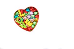 bonbons au chocolat dans diverses couleurs dans un esprit de boîte de bidon de coeur-forme images libres de droits bonbons au chocolat dans diverses couleurs dans un esprit de boîte de bidon de coeur-forme images libres de droits