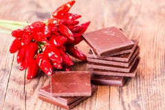 Bonbons, Paprika und braune rustikale Tabelle lizenzfreies stockbild Bonbons, Paprika und braune rustikale Tabelle lizenzfreies stockbild