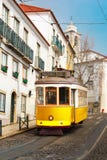 Bonde do amarelo 28 em Alfama, Lisboa, Portugal foto de stock Bonde do amarelo 28 em Alfama, Lisboa, Portugal foto de stock