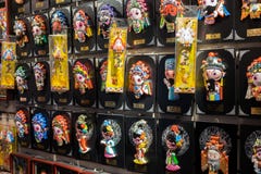 Bonecas chinesas do caráter do drama para a venda na loja de presentes foto de stock Bonecas chinesas do caráter do drama para a venda na loja de presentes foto de stock