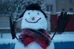 Boneco de neve em um chapéu com earflaps foto de stock Boneco de neve em um chapéu com earflaps foto de stock
