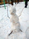 Boneco de neve grande, assustador em um pátio da cidade fotografia de stock Boneco de neve grande, assustador em um pátio da cidade fotografia de stock