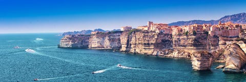 Bonifacio på härlig vit vaggar klippan med havsfjärden, Korsika, Frankrike, Europa Fotografering för Bildbyråer Bonifacio på härlig vit vaggar klippan med havsfjärden, Korsika, Frankrike, Europa Fotografering för Bildbyråer