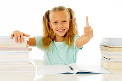 Bonito bonito feliz com a estudante pequena do cabelo louro gosta de estudar e livros de leitura no conceito criativo da educação fotografia de stock royalty free Bonito bonito feliz com a estudante pequena do cabelo louro gosta de estudar e livros de leitura no conceito criativo da educação fotografia de stock royalty free