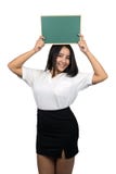 Bonito mais a mulher asiática do tamanho que guarda um quadro verde vazio pequeno foto de stock royalty free Bonito mais a mulher asiática do tamanho que guarda um quadro verde vazio pequeno foto de stock royalty free