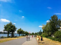 BONN - Juli 13: folket i parkerar i Bonn, Tyskland som promenerar Rhinet River royaltyfri fotografi BONN - Juli 13: folket i parkerar i Bonn, Tyskland som promenerar Rhinet River royaltyfri fotografi