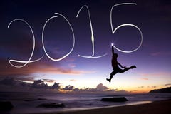 Bonne année 2015 le jeune homme sautant et dessinant 2015 photo stock Bonne année 2015 le jeune homme sautant et dessinant 2015 photo stock