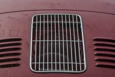 Bonnet с шлицами гриля и вентиляции oldtimer Порше стоковое фото rf Bonnet с шлицами гриля и вентиляции oldtimer Порше стоковое фото rf