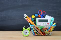 Boodschappenwagentje met schoollevering voor bord Terug naar het Concept van de School royalty-vrije stock foto Boodschappenwagentje met schoollevering voor bord Terug naar het Concept van de School royalty-vrije stock foto