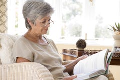 book home reading senior woman στοκ εικόνες book home reading senior woman στοκ εικόνες