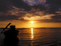 Boot des Schattenbildlangen schwanzes in der Sonnenuntergangzeit stockbild Boot des Schattenbildlangen schwanzes in der Sonnenuntergangzeit stockbild