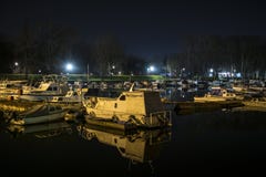 Boot en zijn gedachtengang in het water dat in de haven wordt verankerd stock foto's Boot en zijn gedachtengang in het water dat in de haven wordt verankerd stock foto's
