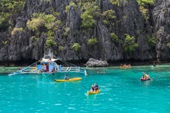 Boote auf dem Strand von EL Nido, Philippinen lizenzfreie stockfotografie Boote auf dem Strand von EL Nido, Philippinen lizenzfreie stockfotografie