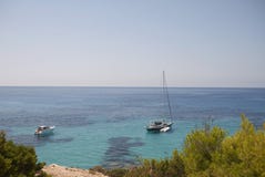 Boote in Cala Tarida lizenzfreie stockbilder Boote in Cala Tarida lizenzfreie stockbilder
