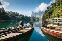 Boote des langen Schwanzes, Khao Sok National Park lizenzfreie stockfotos Boote des langen Schwanzes, Khao Sok National Park lizenzfreie stockfotos