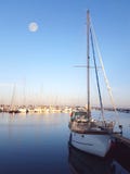 Boote in einem Jachthafen am Vollmond stockbilder Boote in einem Jachthafen am Vollmond stockbilder
